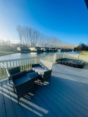 Bridgewater Lodge with Hot Tub